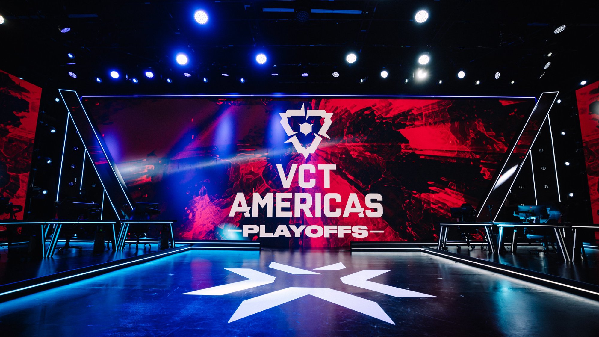 The Valorant layout mid-show, 100 Thieves versus FURIA, the crowd bathed in red