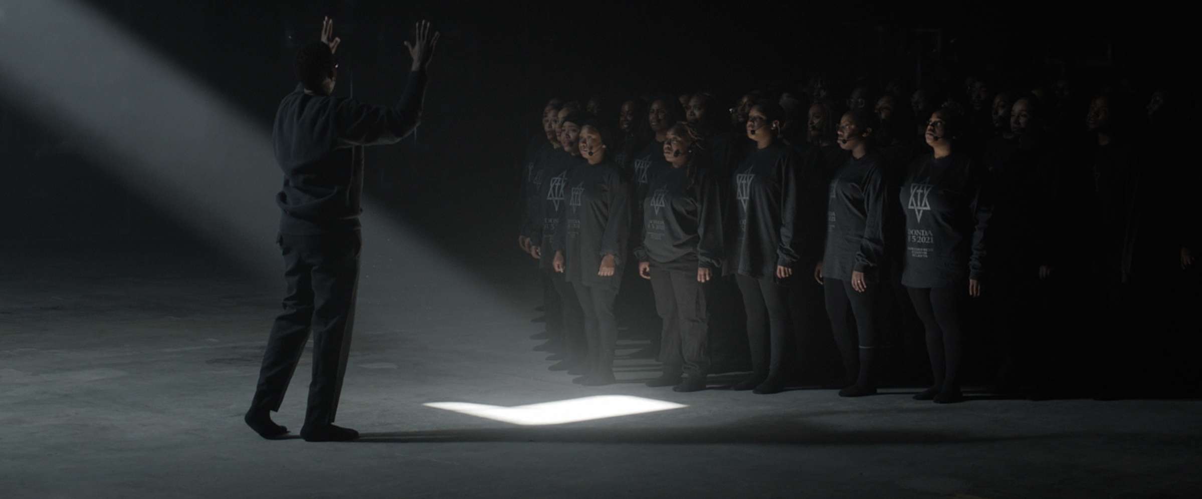 Kanye Sunday Service, choir in a single beam of light